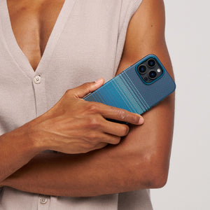 極薄・軽量 ケース iPhone 16/16 Pro/16 Plus/16 Pro Max 用