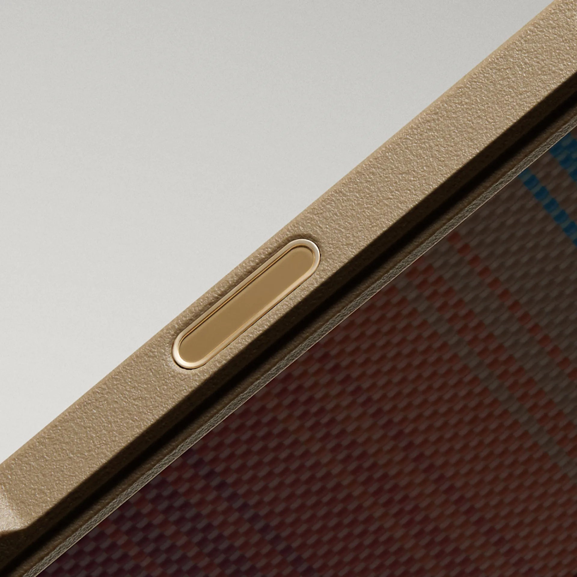 シームレスな静電容量式ボタン ― Cairn Case iPhone 18 - 1