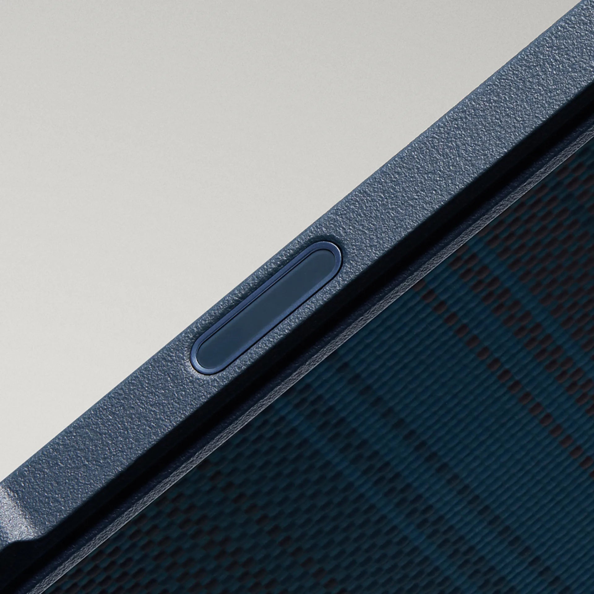 シームレスな静電容量式ボタン ― Cairn Case iPhone 18 - 1