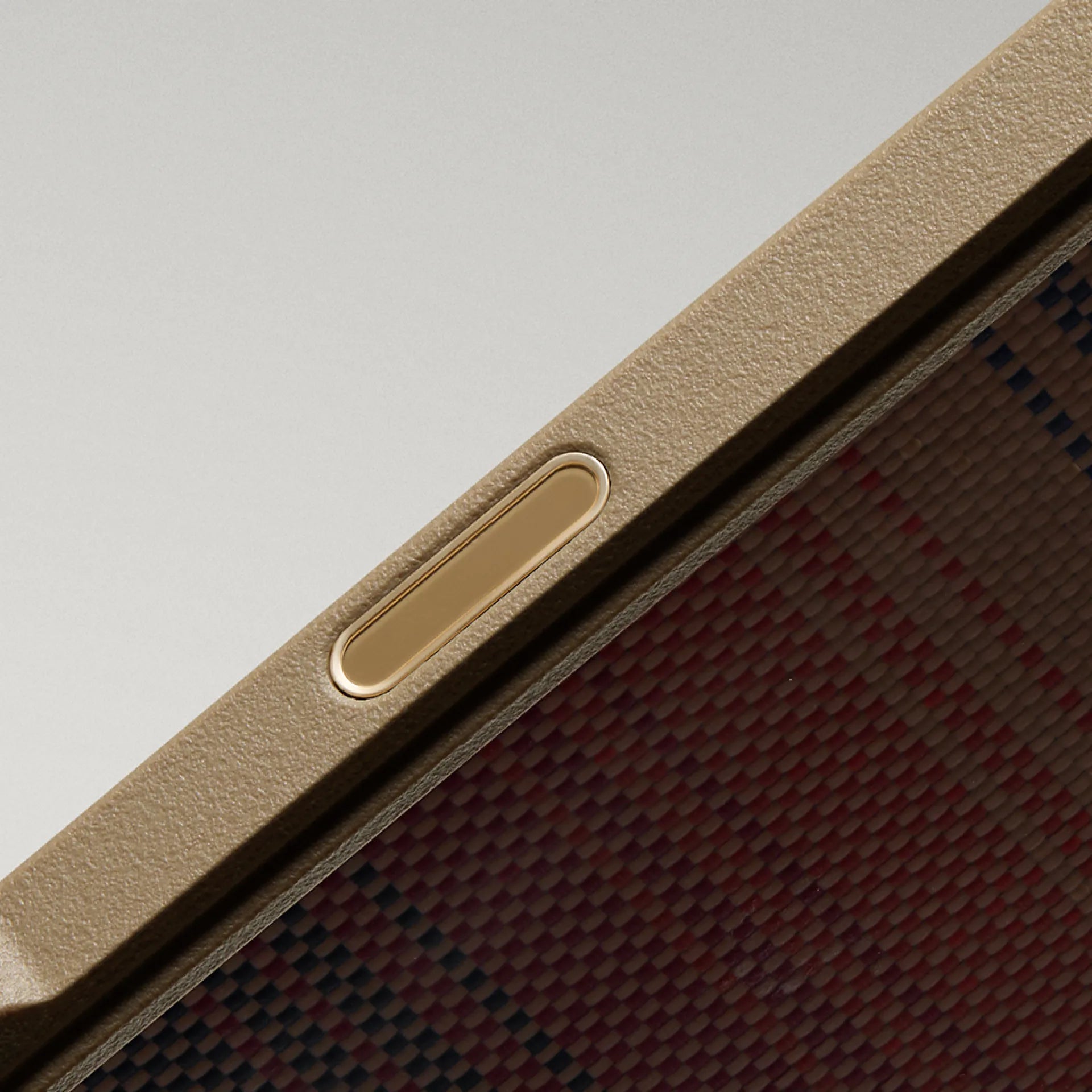 シームレスな静電容量式ボタン ― Cairn Case iPhone 18 - 1