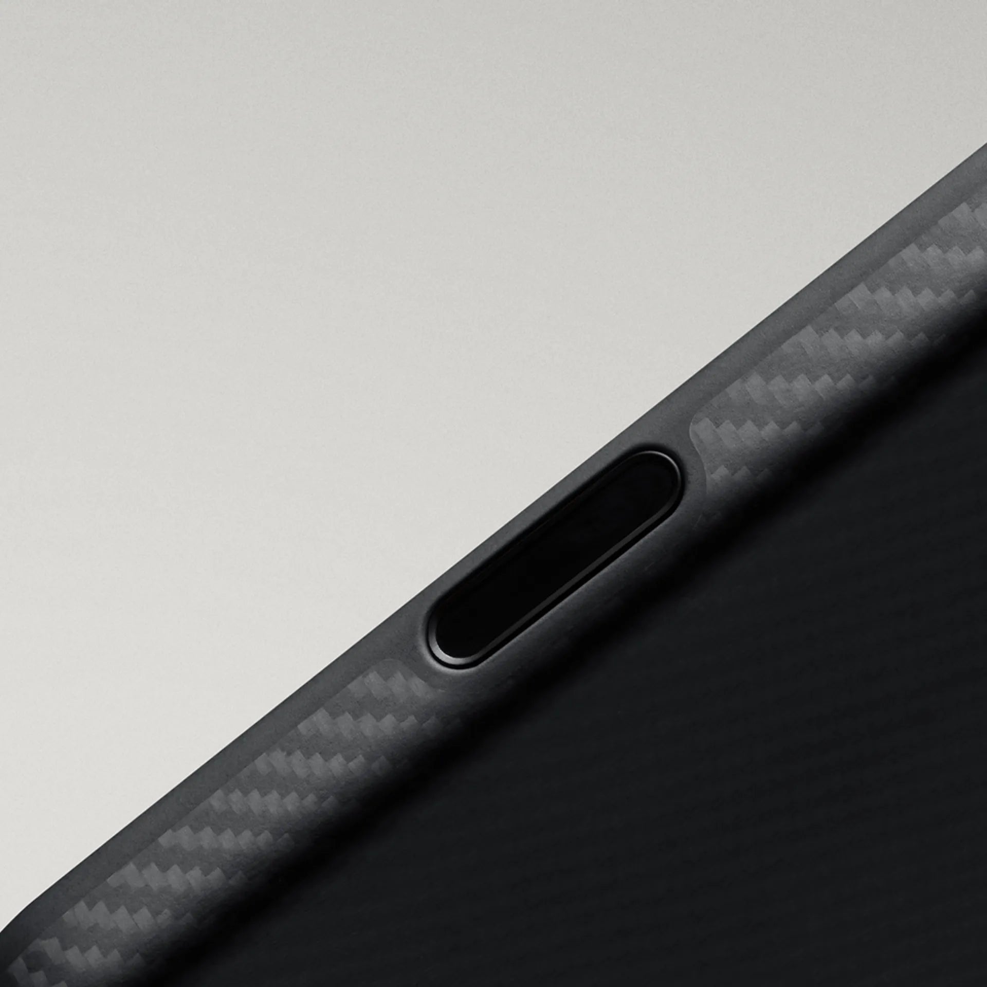 シームレスな静電容量式ボタン ― Summa Case iPhone 18 - 1