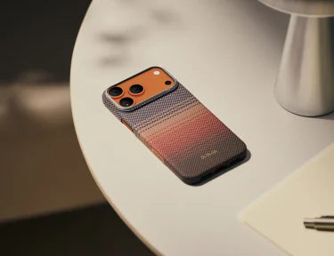 PITAKAのアラミド繊維ケースを装着したiPhone 17 Pro Max